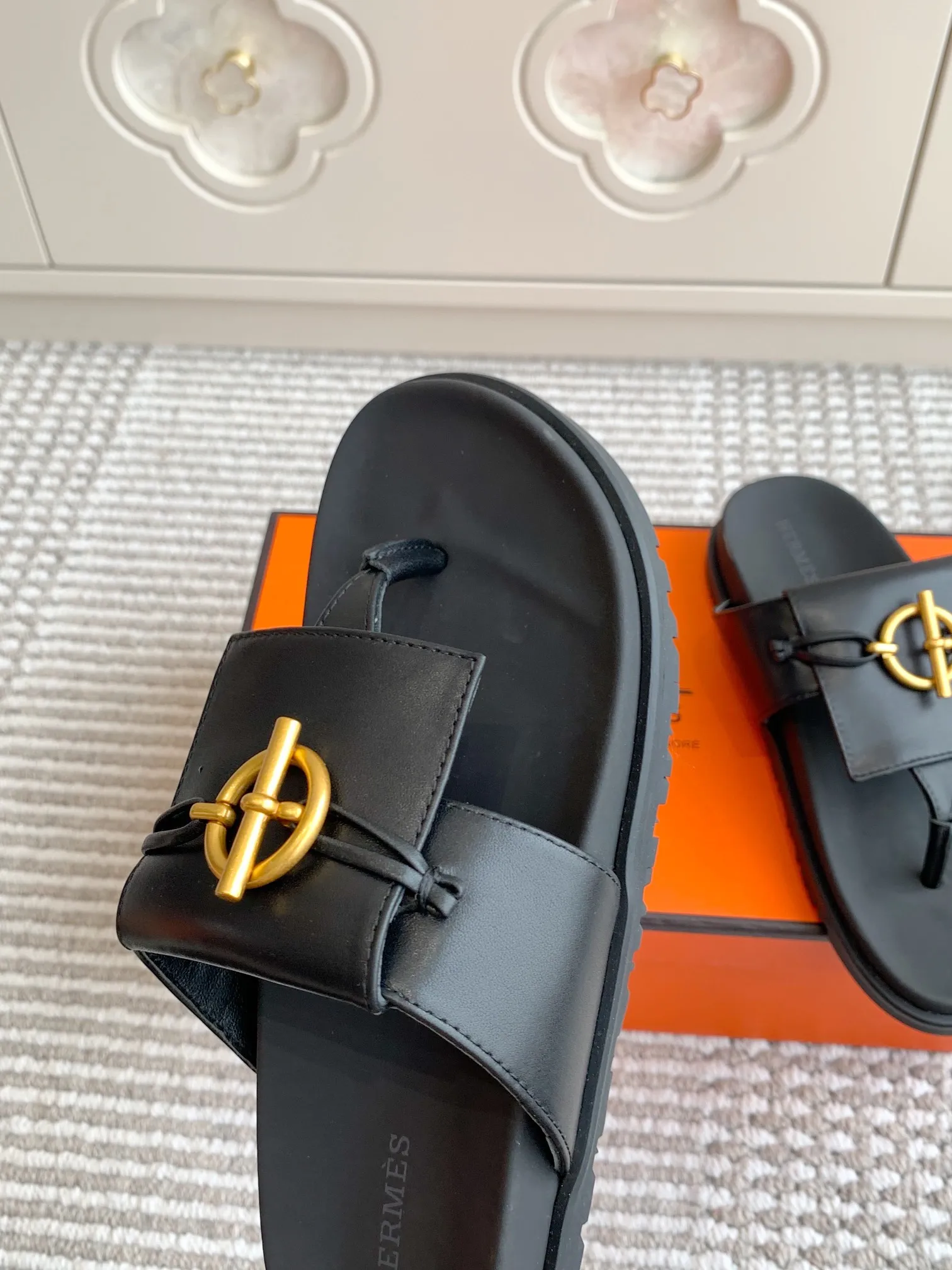 👟👟Ex-factory price 480👟👟 Hermes 〰️H chypre series Kelly buckle slippers Quality Upper: imported calfskin/palmprint cowhide/imported cowhide Foot pads imported silk cowhide, original molded outsole Female size: 35-42